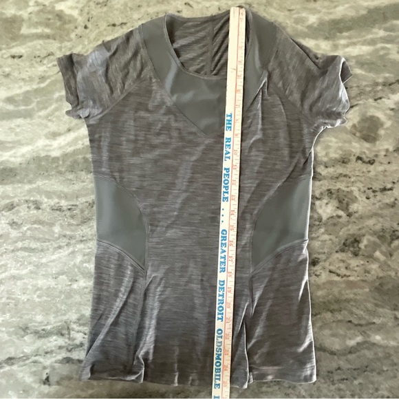 Lululemon short-sleeve shirt with mesh cutouts size 4 (K1) - Picture 8 of 9